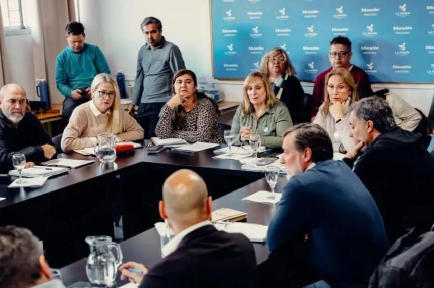 El gobierno y los paritarios docentes y estatales discuten la pauta de la segunda parte del año