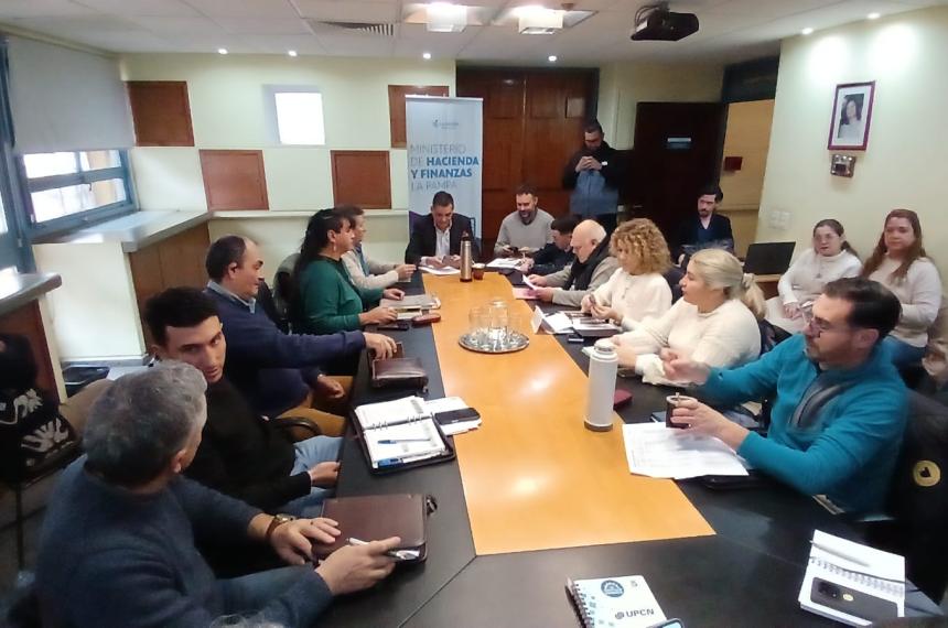 El gobierno y los paritarios docentes y estatales discuten la pauta de la segunda parte del año