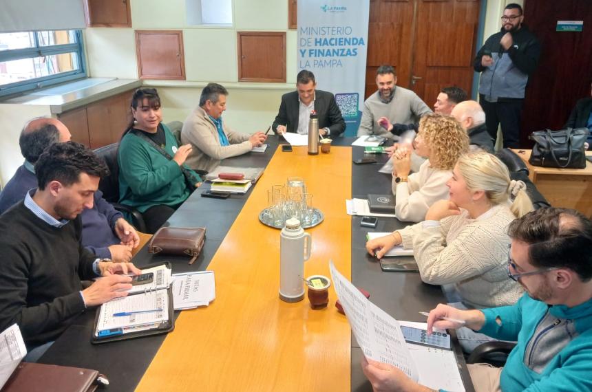 El gobierno y los paritarios docentes y estatales discuten la pauta de la segunda parte del año