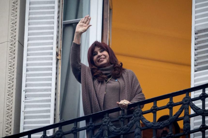 La expresidenta Cristina Kirchner saluda desde uno de los balcones del edificio de San José 1111