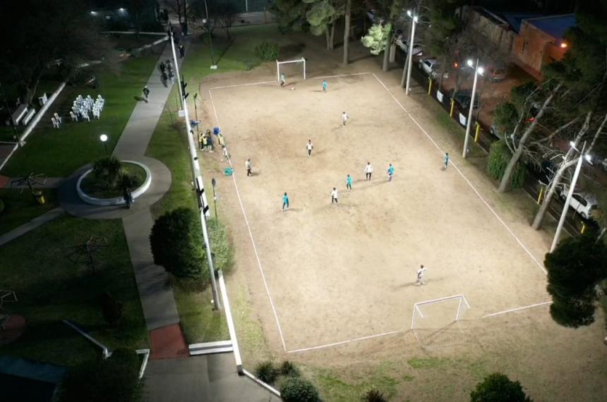 Una vista aérea de la luminaria en el campo de juego en Médanos
