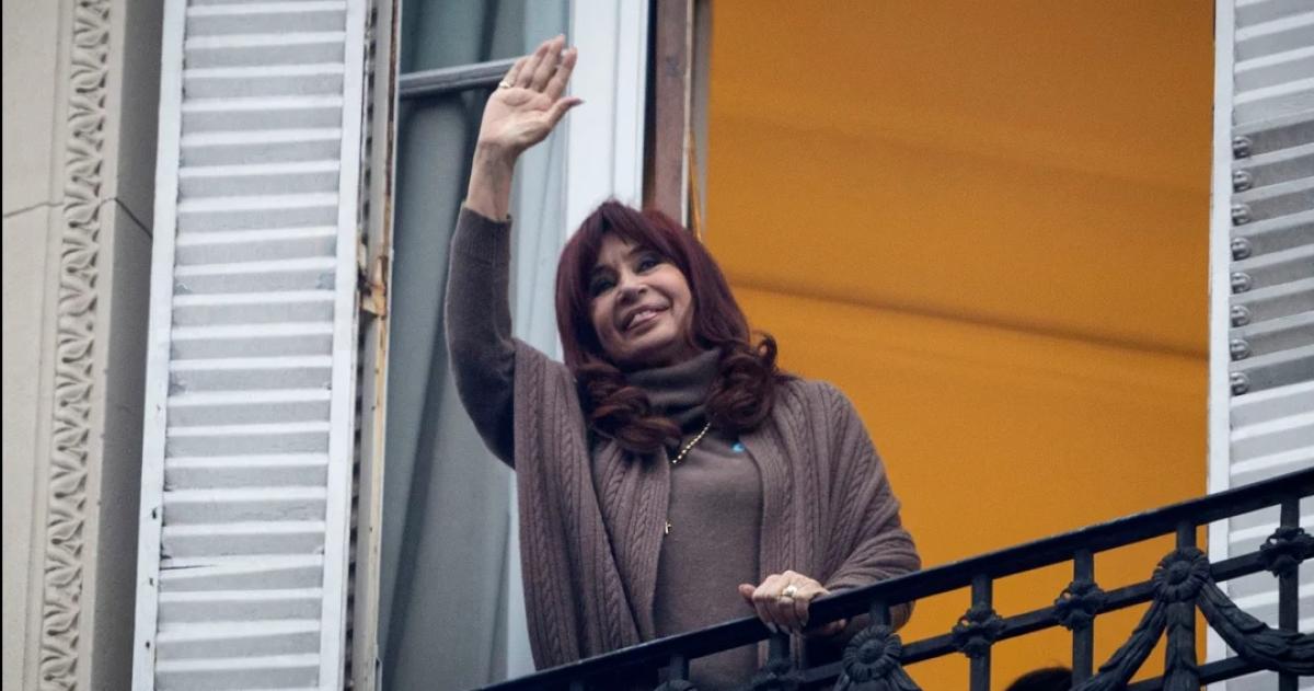 La expresidenta Cristina Kirchner saluda desde uno de los balcones del edificio de San José 1111
