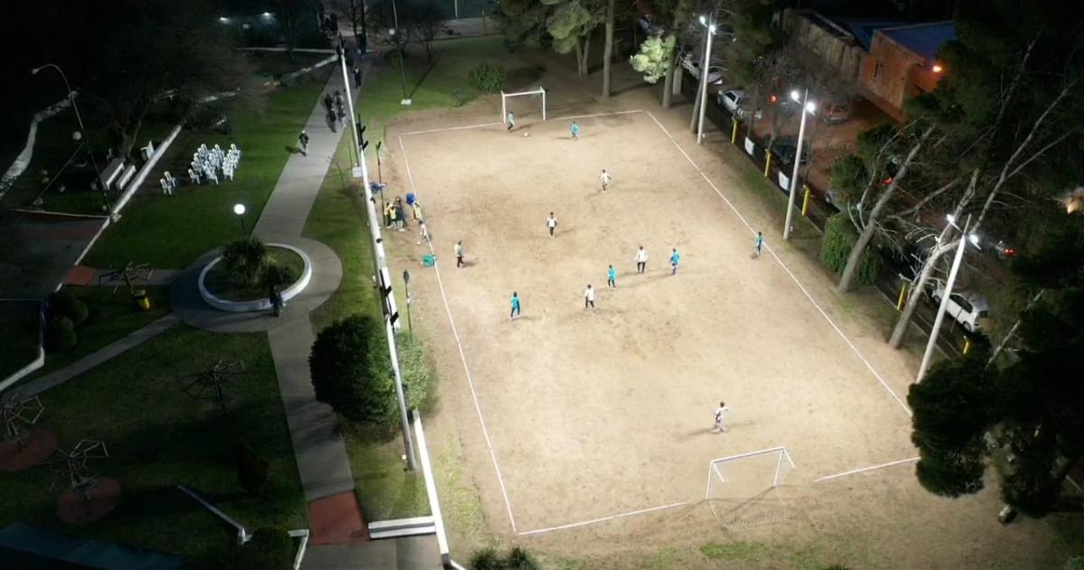 Una vista aérea de la luminaria en el campo de juego en Médanos
