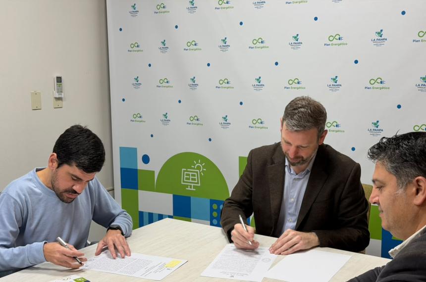 Manuel Simpson firmó el contrato con Matías Toso