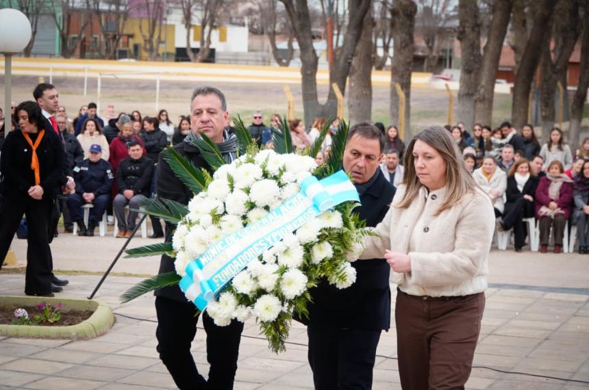 En el Parque Campos Fern�ndez Sabarots y la presidenta del Concejo Deliberante Cecilia Burgardt colocaron una ofrenda floral frente al monumento del fundador de la localidad Manuel Jorge Campos