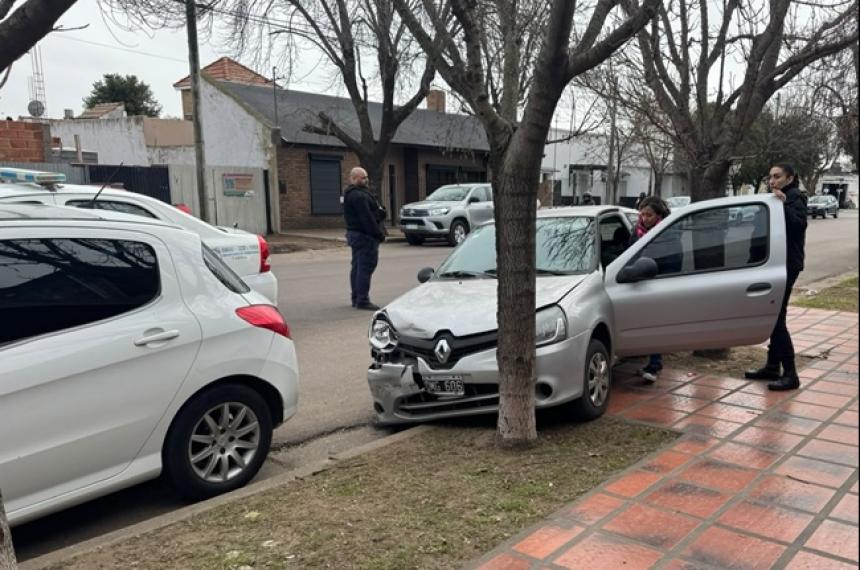 El auto terminó su trayectoria contra un �rbol