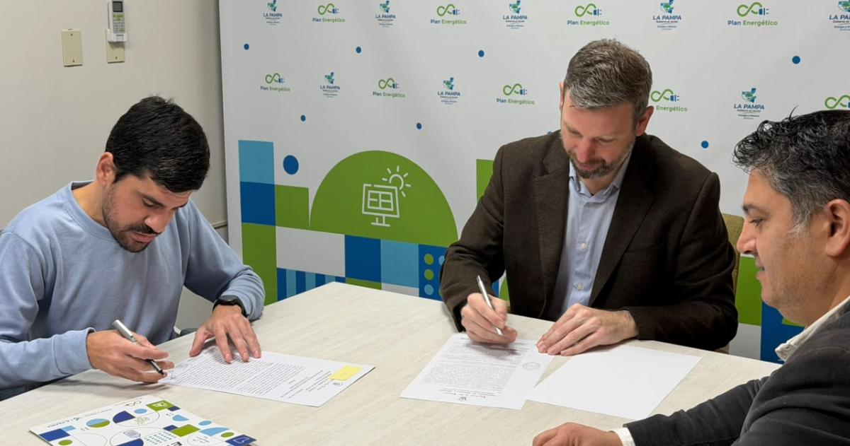 Manuel Simpson firmó el contrato con Matías Toso