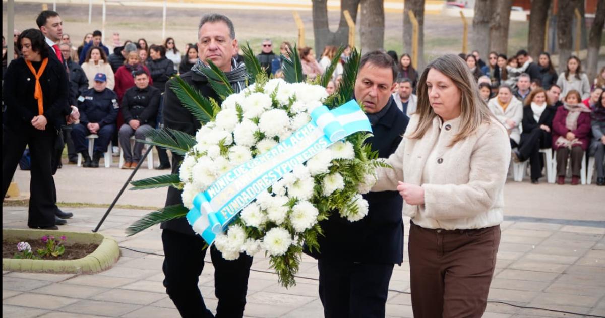 En el Parque Campos Fern�ndez Sabarots y la presidenta del Concejo Deliberante Cecilia Burgardt colocaron una ofrenda floral frente al monumento del fundador de la localidad Manuel Jorge Campos