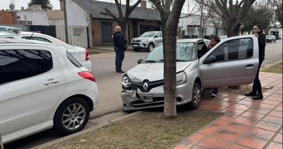 El auto terminó su trayectoria contra un �rbol
