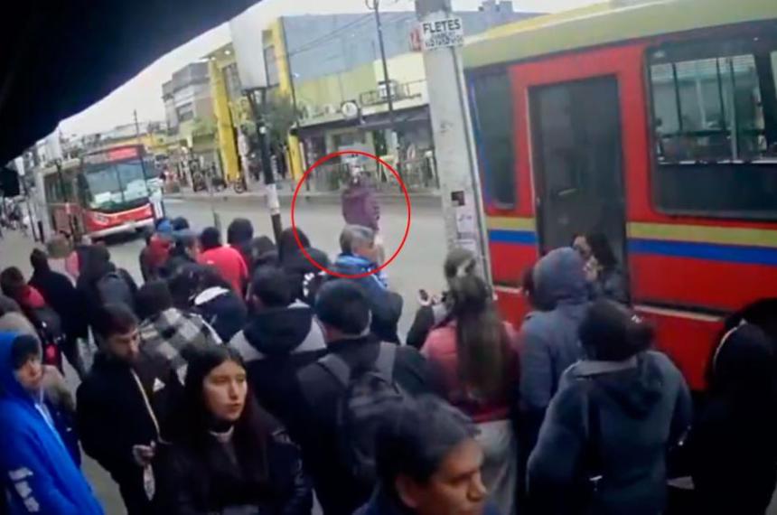 Una mujer de 45 años murió en Moreno después de ser atropellada por un colectivo de la línea 26 que realizó una maniobra marcha atr�s mientras ella esperaba para cruzar la calle