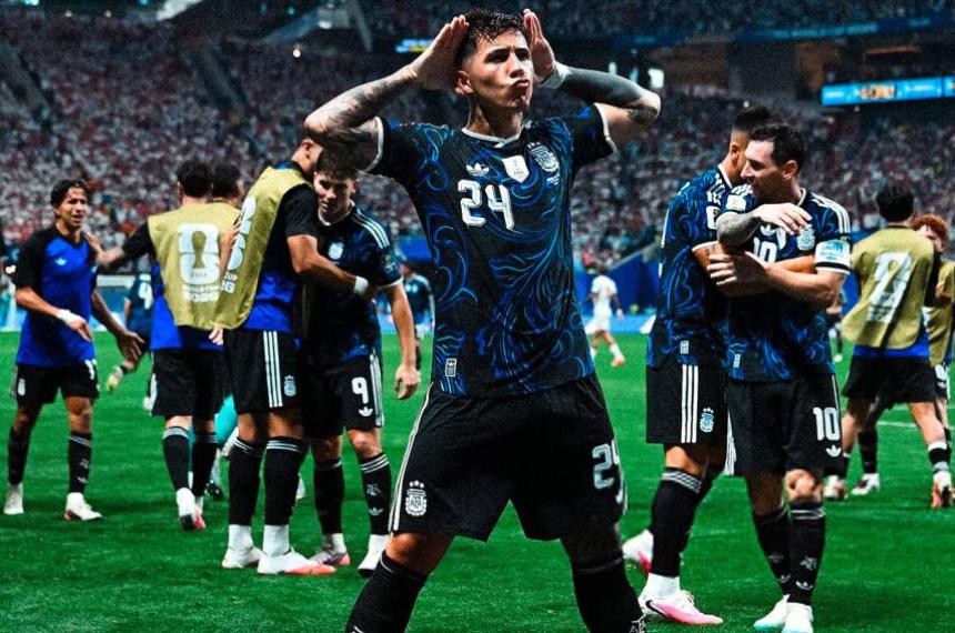 Enzo Fern�ndez quedó en el centro de una fuerte polémica en Inglaterra mientras crecen las versiones sobre una posible negociación entre Chelsea y Manchester City por su pase