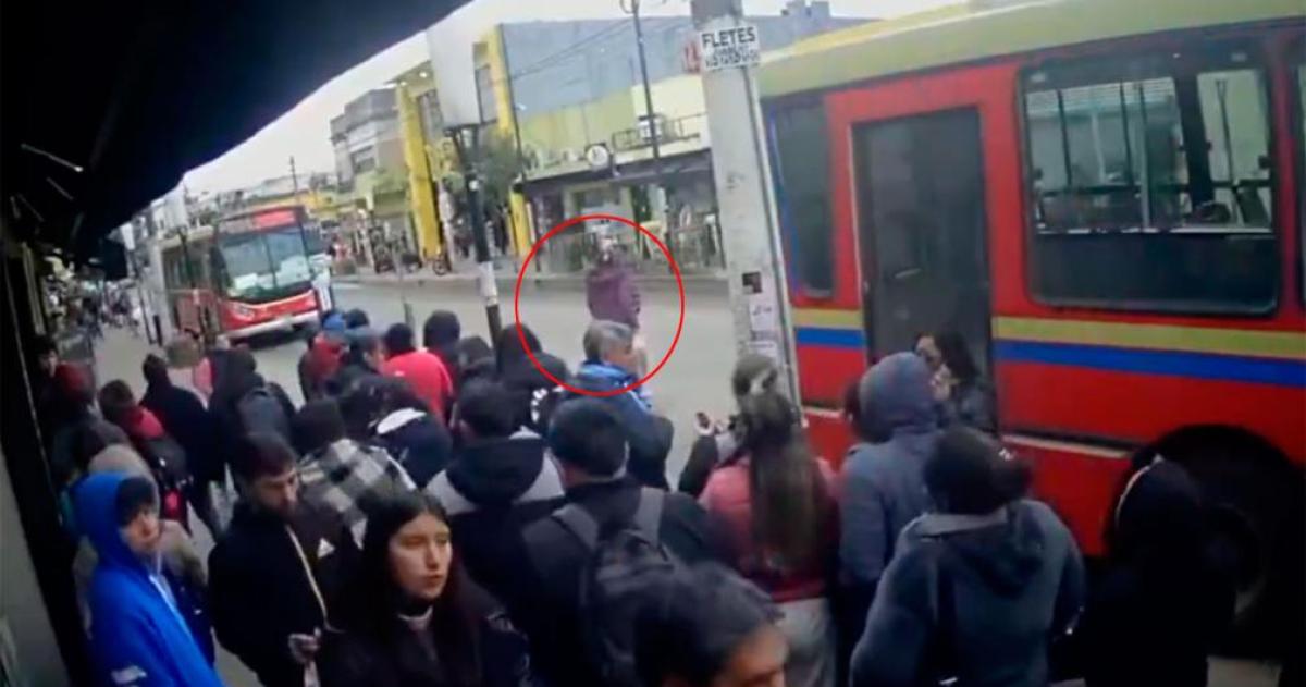 Una mujer de 45 años murió en Moreno después de ser atropellada por un colectivo de la línea 26 que realizó una maniobra marcha atr�s mientras ella esperaba para cruzar la calle