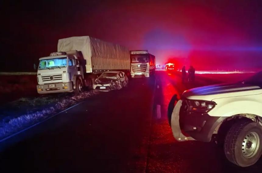 El auto rozó el camión y luego chocó de frente con una camioneta