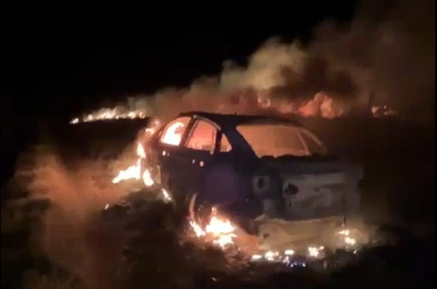 El auto incendiado habría sido robado en Buenos Aires