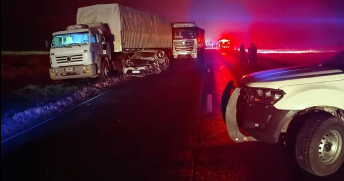El auto rozó el camión y luego chocó de frente con una camioneta