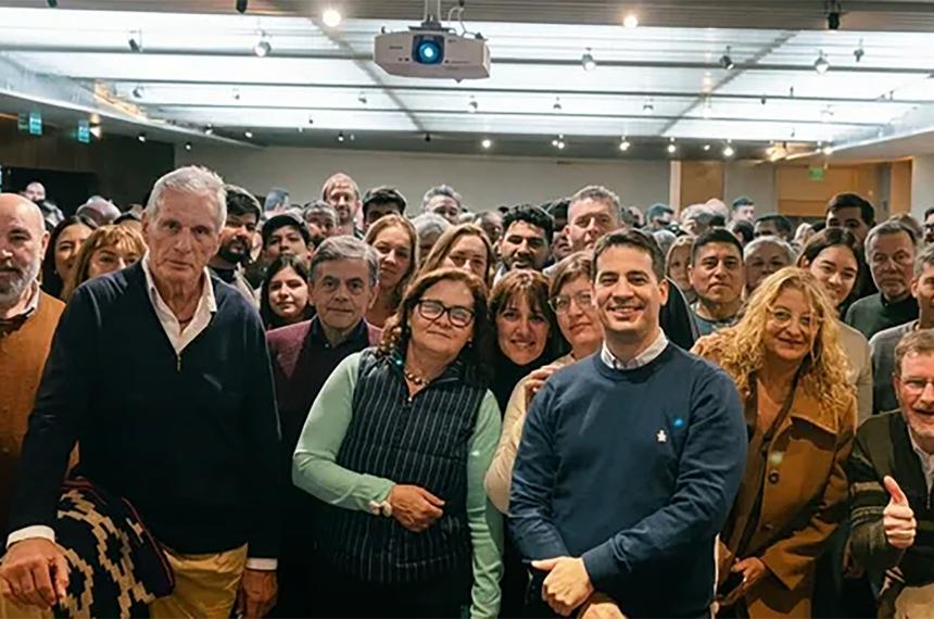  Adri�n Ravier le dio protagonismo al antiguo dirigente Juan Carlos Tierno