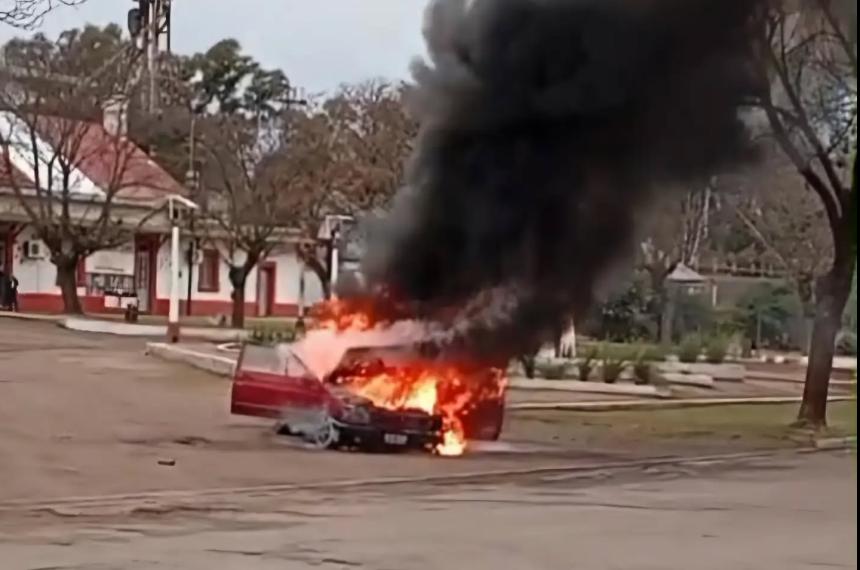 La camioneta fue totalmente consumida por las llamas (Foto Quem� Noticias)