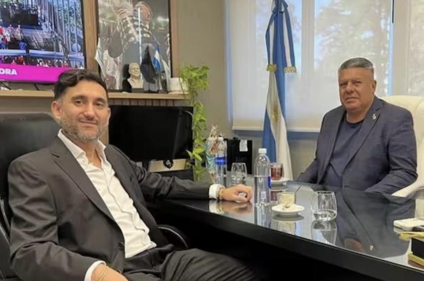 Vallejo junto a Chiqui Tapia presidente de AFA