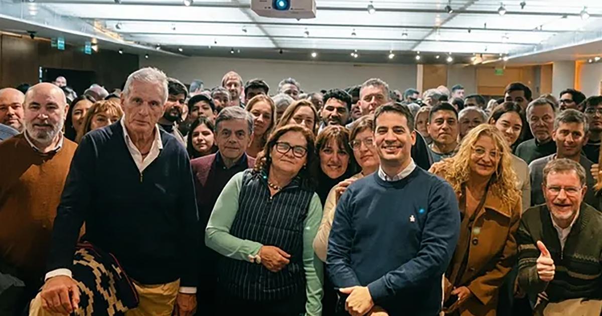  Adri�n Ravier le dio protagonismo al antiguo dirigente Juan Carlos Tierno
