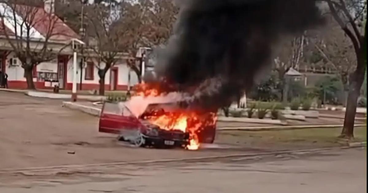 La camioneta fue totalmente consumida por las llamas (Foto Quem� Noticias)