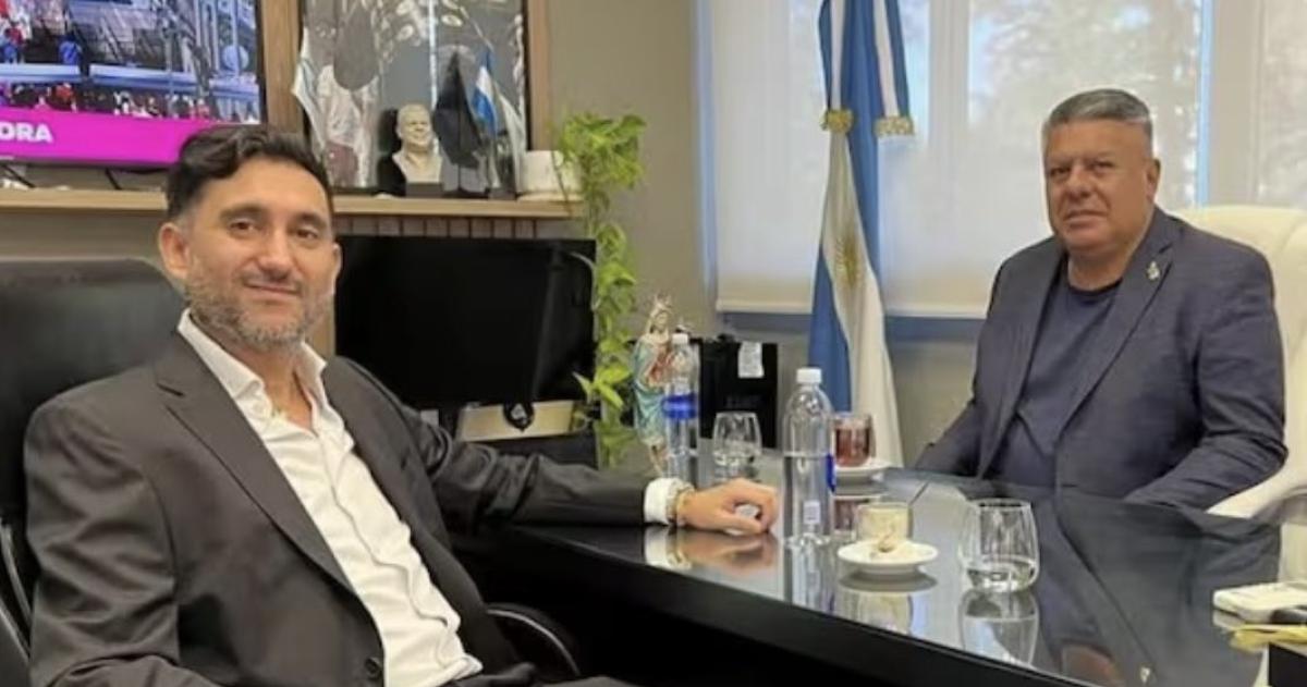 Vallejo junto a Chiqui Tapia presidente de AFA