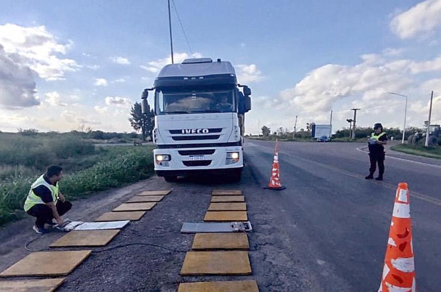 Los camiones que transitan hacia Vaca Muerta aumentaron el deterioro de las rutas pampeanas