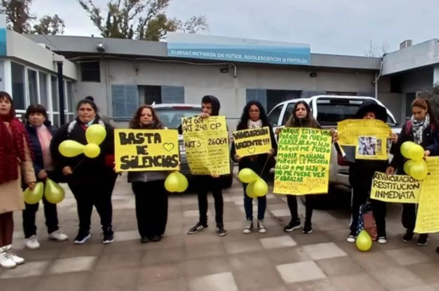 Las protestas en la Dirección de Niñez Familias reclaman por sus hijos