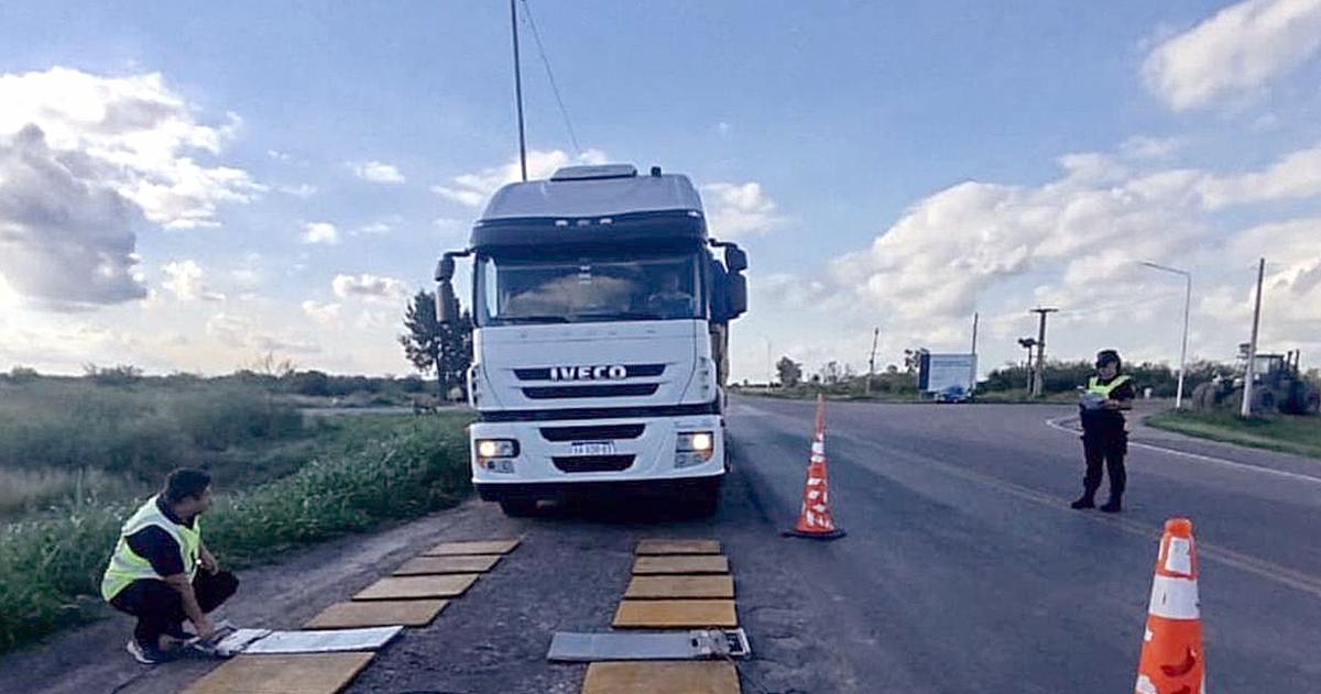 Los camiones que transitan hacia Vaca Muerta aumentaron el deterioro de las rutas pampeanas