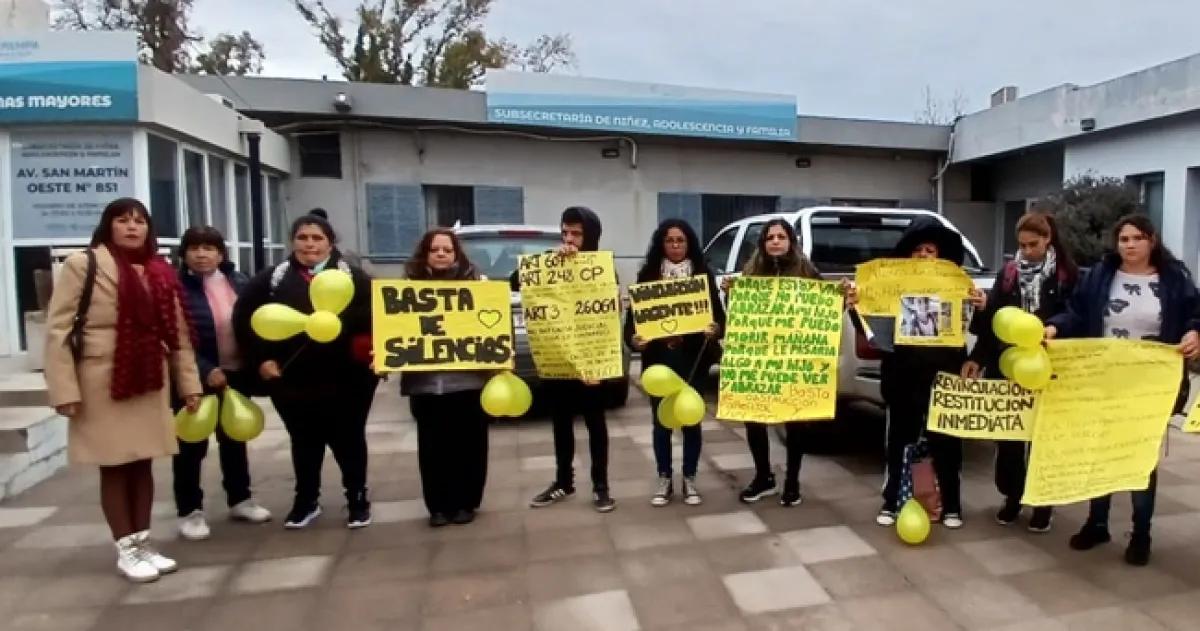 Las protestas en la Dirección de Niñez Familias reclaman por sus hijos