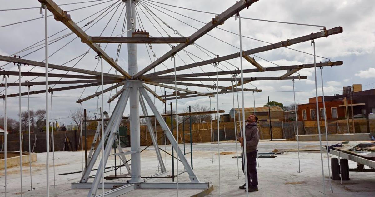 Instalan una nueva calesita