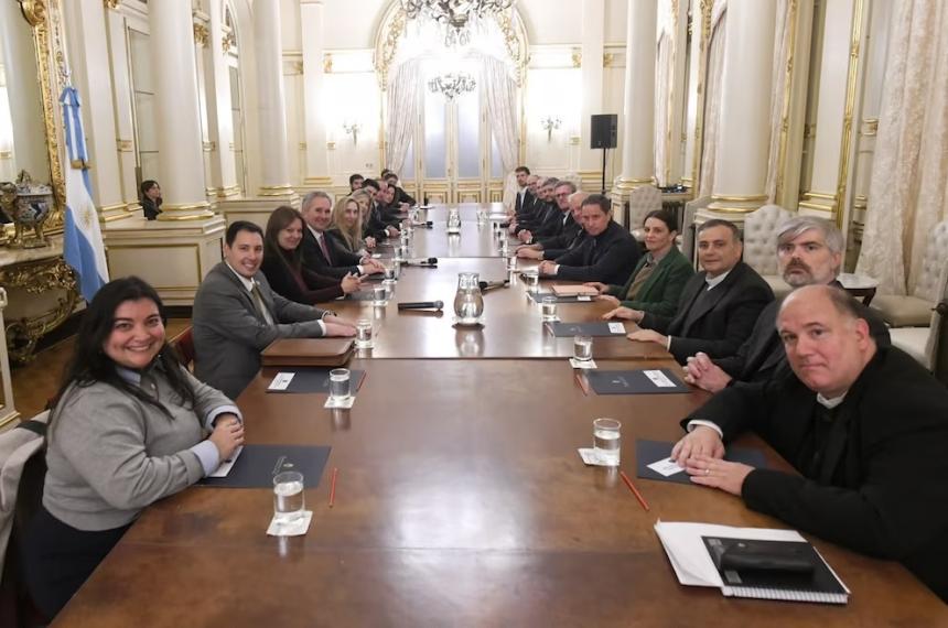 La foto de la primera reunión oficial