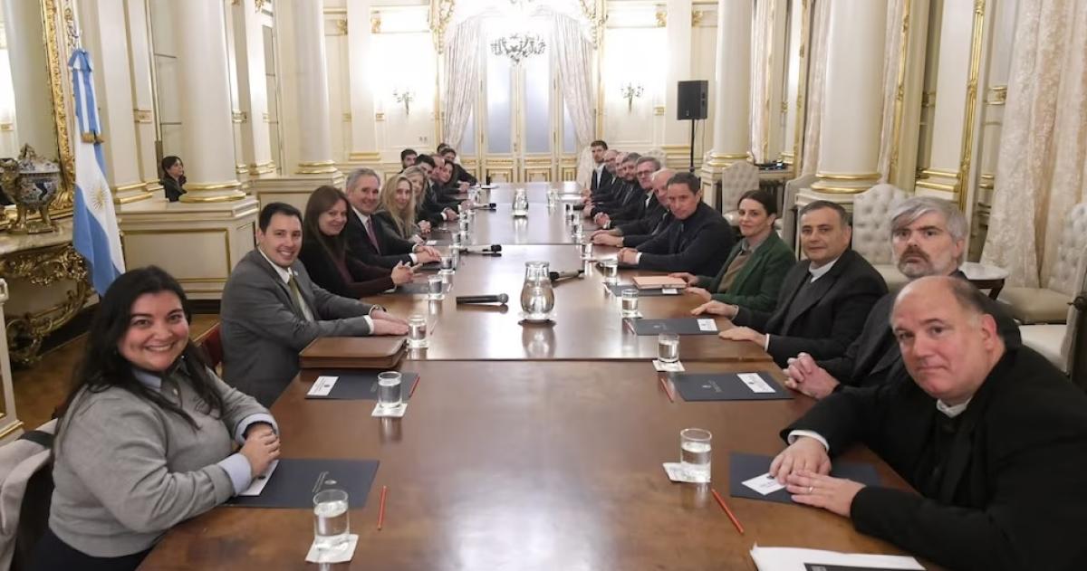 La foto de la primera reunión oficial