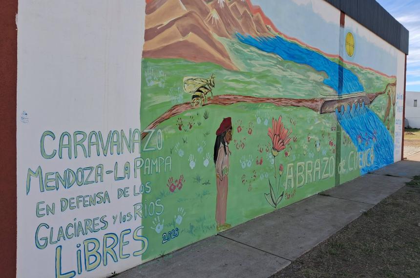 El domingo se realizó una pintada colectiva detr�s de la Terminal de Santa Isabel