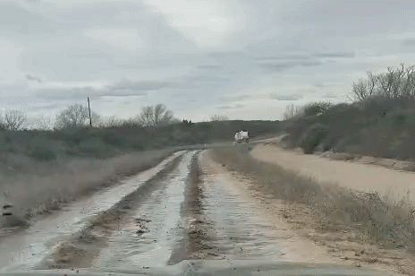 Un camión cisterna perteneciente a la firma constructora SACDE