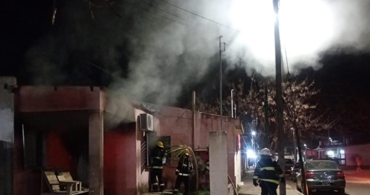 Personal de bomberos trabajó para controlar las llamas en la vivienda