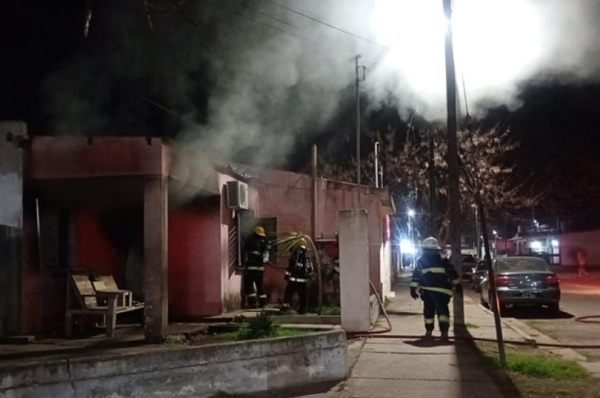 Personal de bomberos trabajó para controlar las llamas en la vivienda