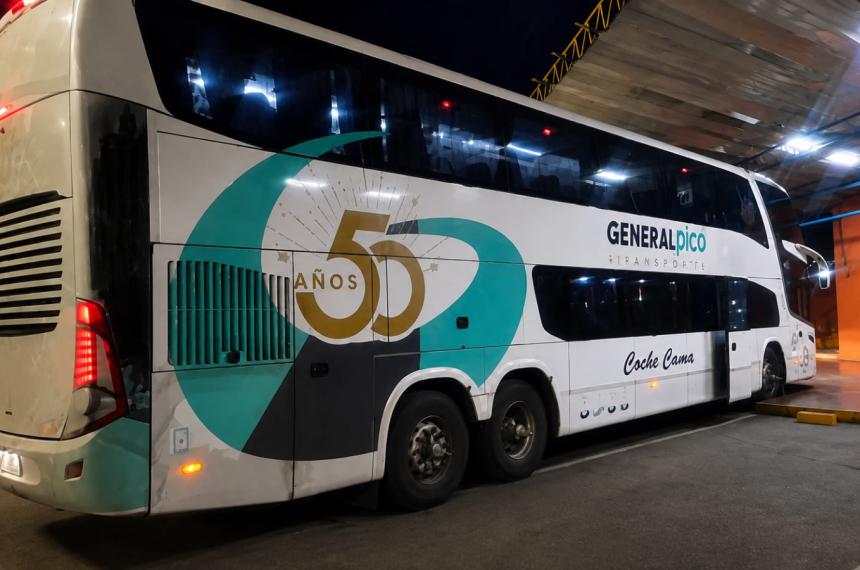 El colectivo secuestrado en la Terminal de Ómnibus de Santa Rosa