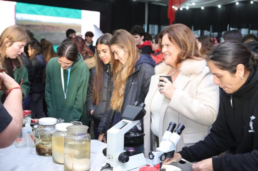 La intendenta Alonso recorrió la Expo Carreras en Pico