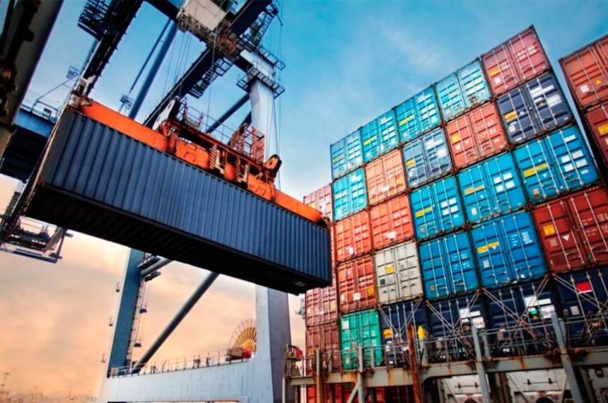 La balanza comercial argentina alcanzó en julio un super�vit récord de USD 2115 millones impulsada por el fuerte crecimiento de las exportaciones y el salto de las ventas externas de petróleo y energía