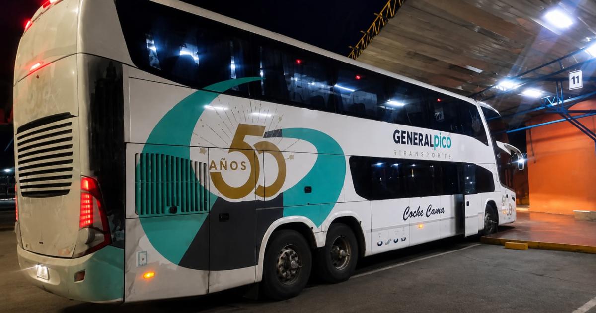 El colectivo secuestrado en la Terminal de Ómnibus de Santa Rosa