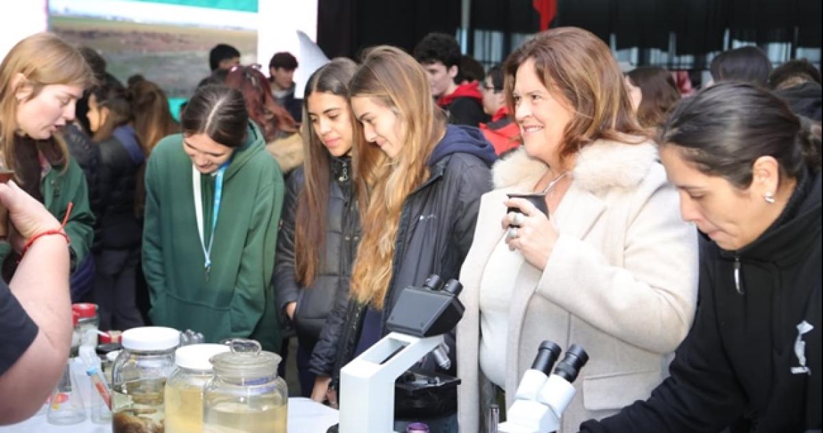 La intendenta Alonso recorrió la Expo Carreras en Pico