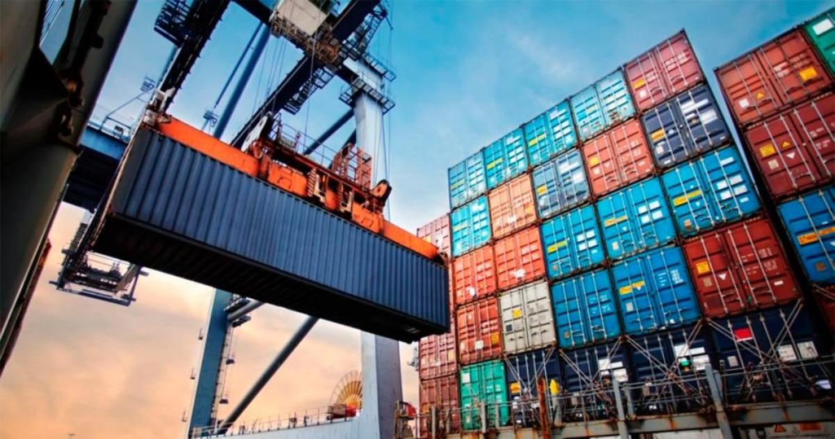 La balanza comercial argentina alcanzó en julio un super�vit récord de USD 2115 millones impulsada por el fuerte crecimiento de las exportaciones y el salto de las ventas externas de petróleo y energía