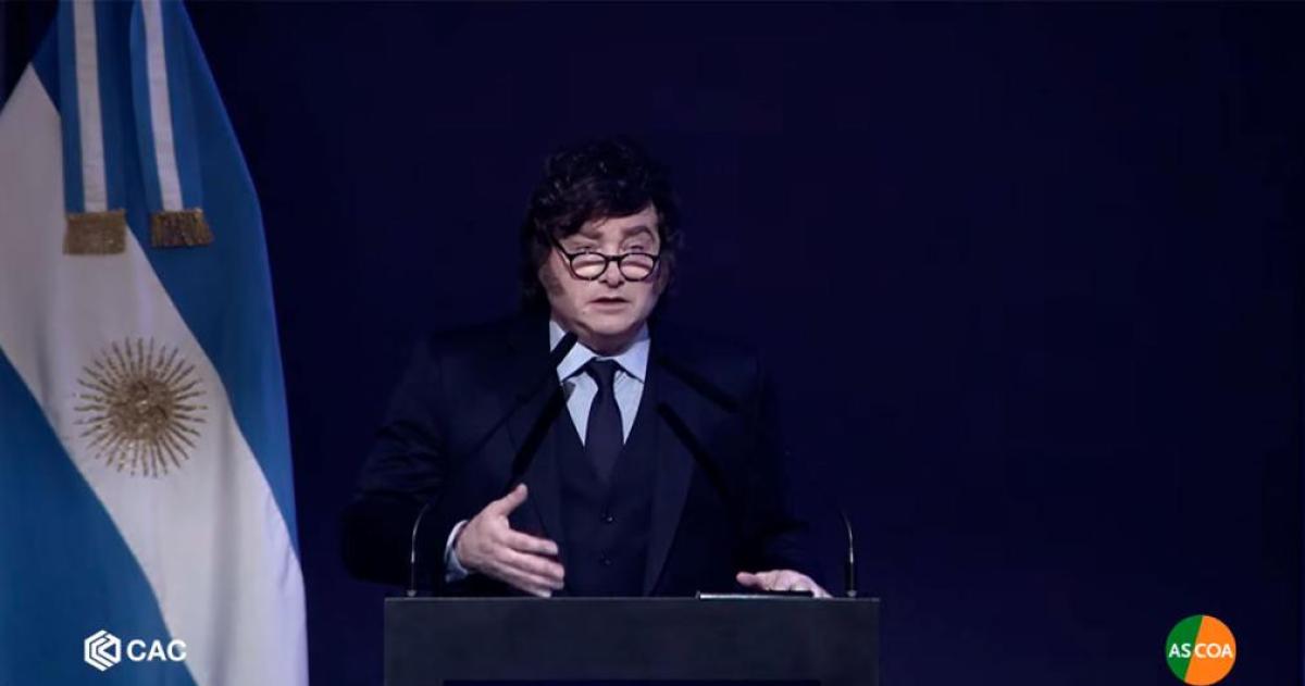 Javier Milei volvió a cuestionar el aborto legal durante su exposición en el Council of the Americas y vinculó la caída de la natalidad con el crecimiento económico y el futuro del sistema previsional