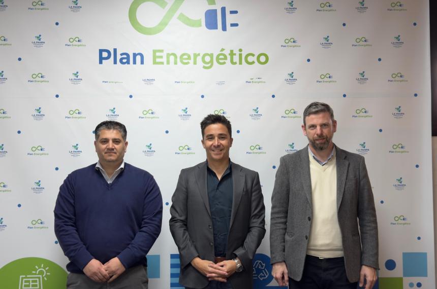 La firma del contrato la hicieron el ministro Intronati y el secretario Toso