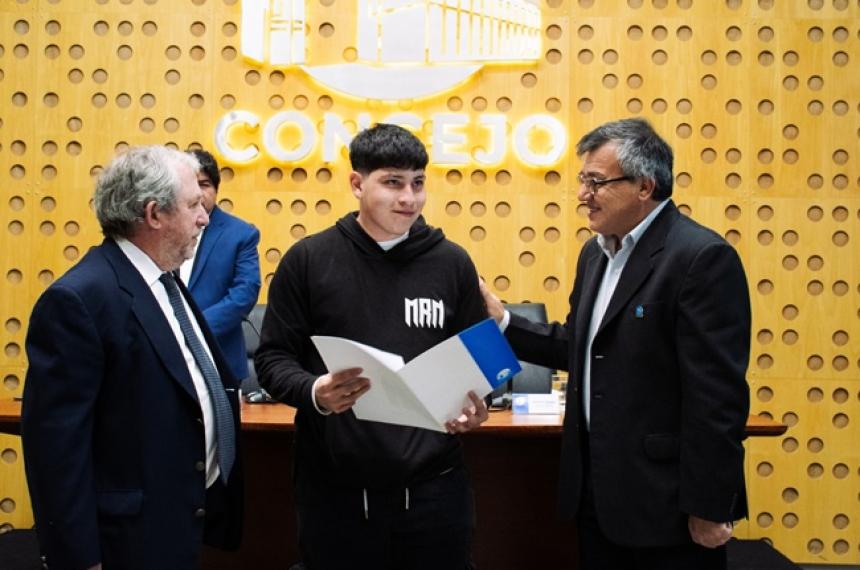 El Concejo entregó un reconocimiento a dos jóvenes que salvaron a un menor en un incendio