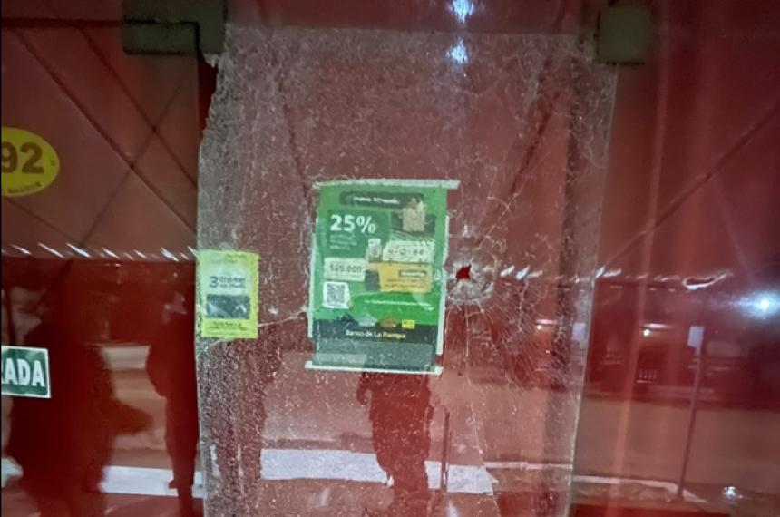 Persona de la Seccional Segunda demoró a los autores de la rotura de la vidriera