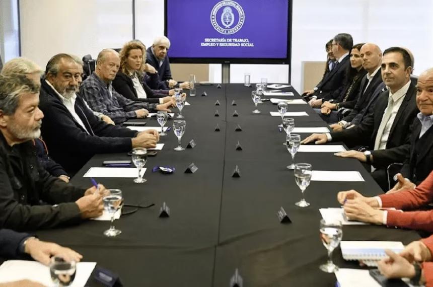 Una de las �ltimas reuniones oficiales entre el secretario de Trabajo Julio Cordero y la CGT en noviembre pasado