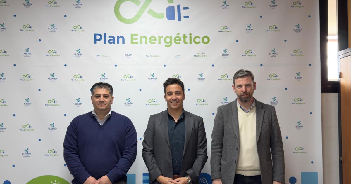 La firma del contrato la hicieron el ministro Intronati y el secretario Toso