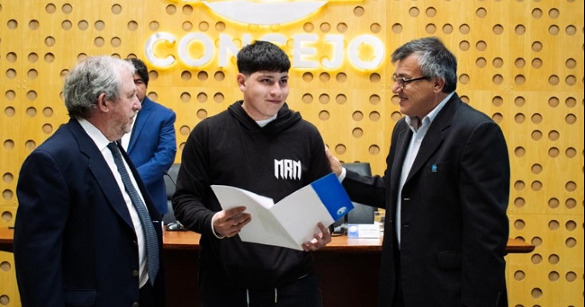 El Concejo entregó un reconocimiento a dos jóvenes que salvaron a un menor en un incendio