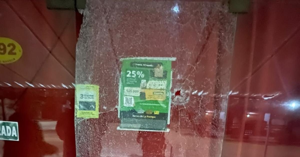 Persona de la Seccional Segunda demoró a los autores de la rotura de la vidriera